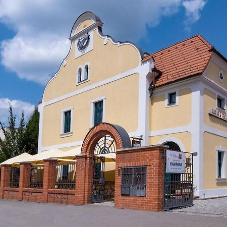 Penzion Elux Břeclav エクステリア 写真