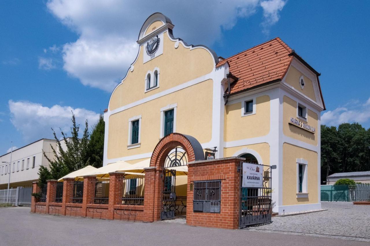 Penzion Elux Břeclav エクステリア 写真